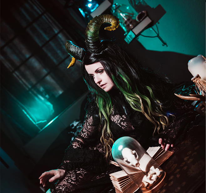 gothic-deko-wohnen-crypt Gothic Wohnaccessoires - Totenköpfe - Figuren - Regale und vieles mehr