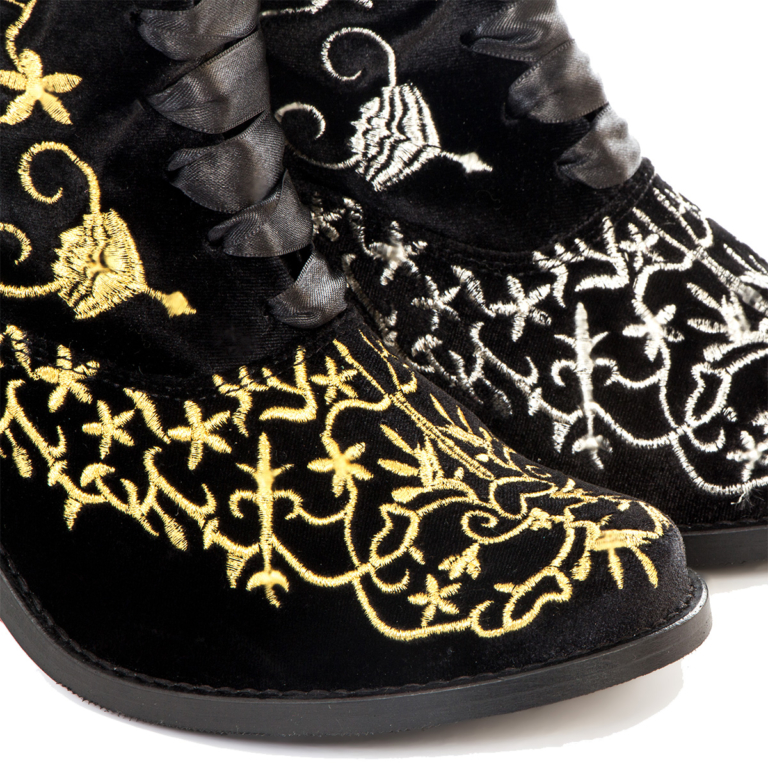 Boots & Braces Stiefel Black Velvet mit goldener Stickerei – Bild 2