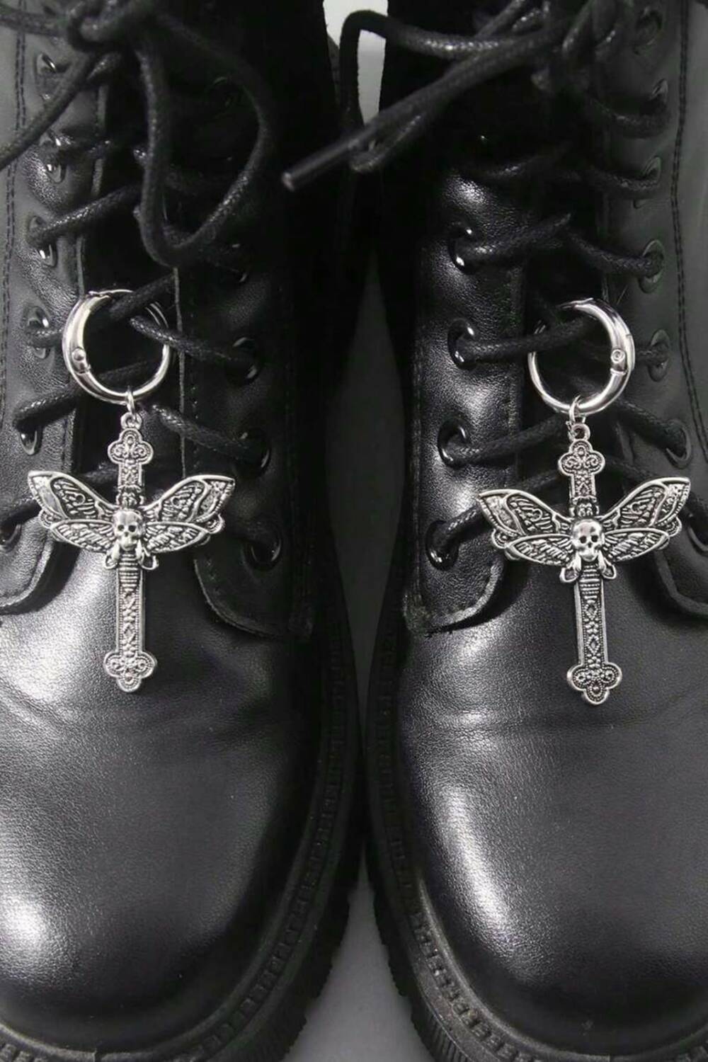 Romwe Schuhanhänger Moth Cross