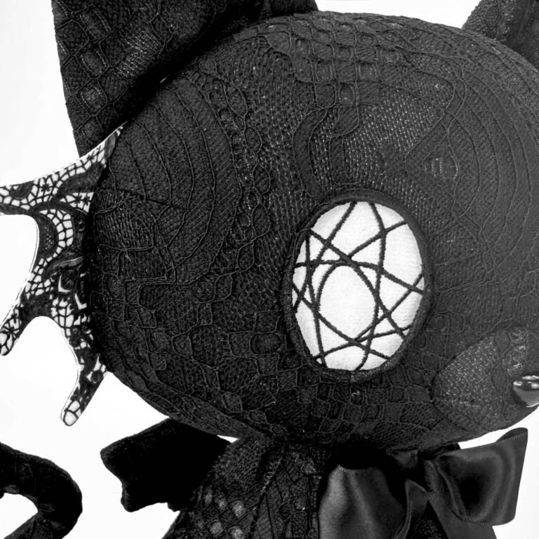 PlushThis Plüschtier Vampire Goth Cat – Bild 4