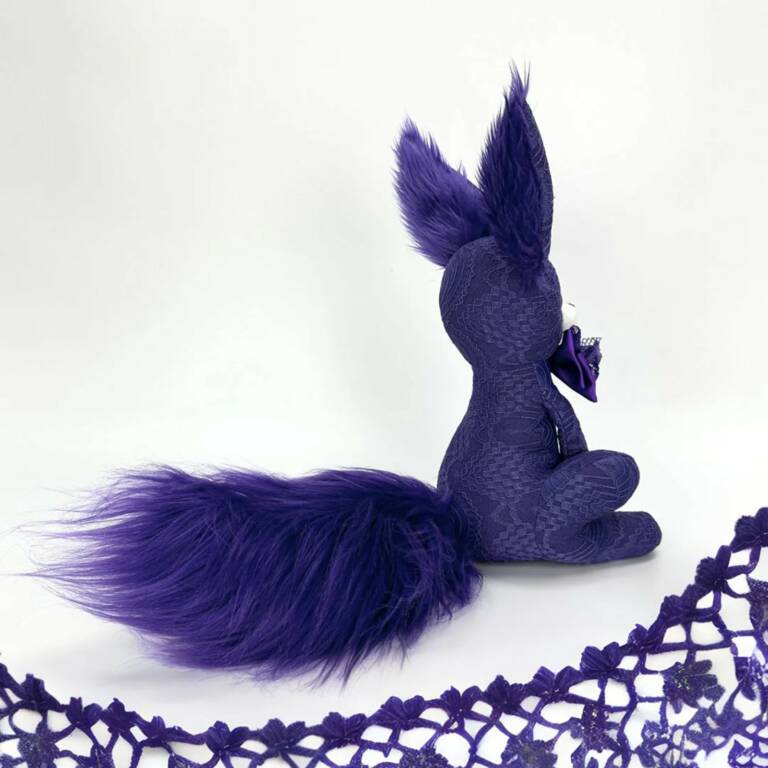 PlushThis Plüschtier Goth Fox – Bild 2