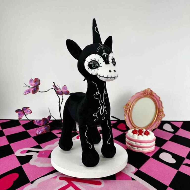 PlushThis Plüschtier Goth Skeleton Unicorn – Bild 2