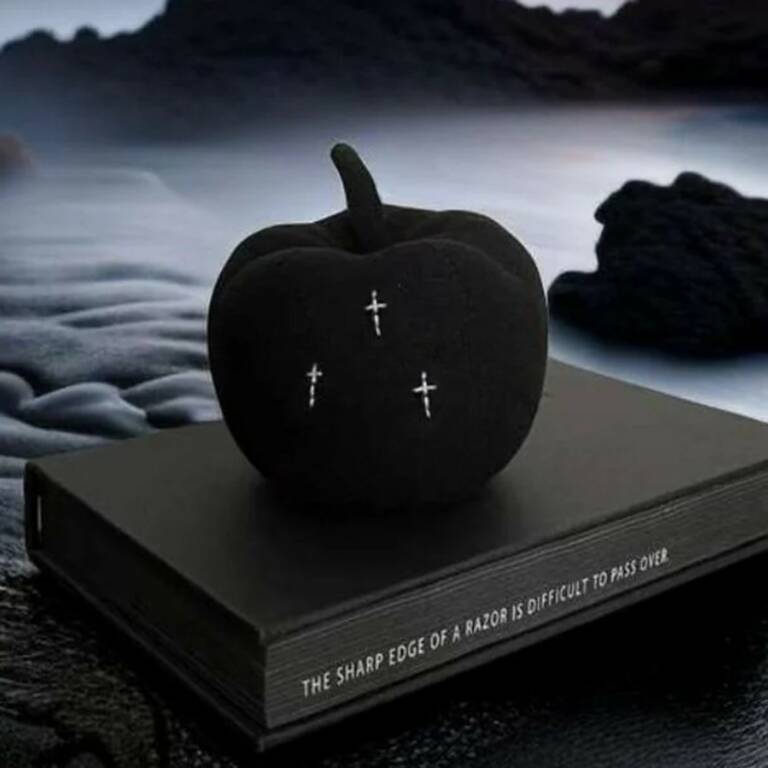 PlushThis Plüschfigur Goth Black Apple