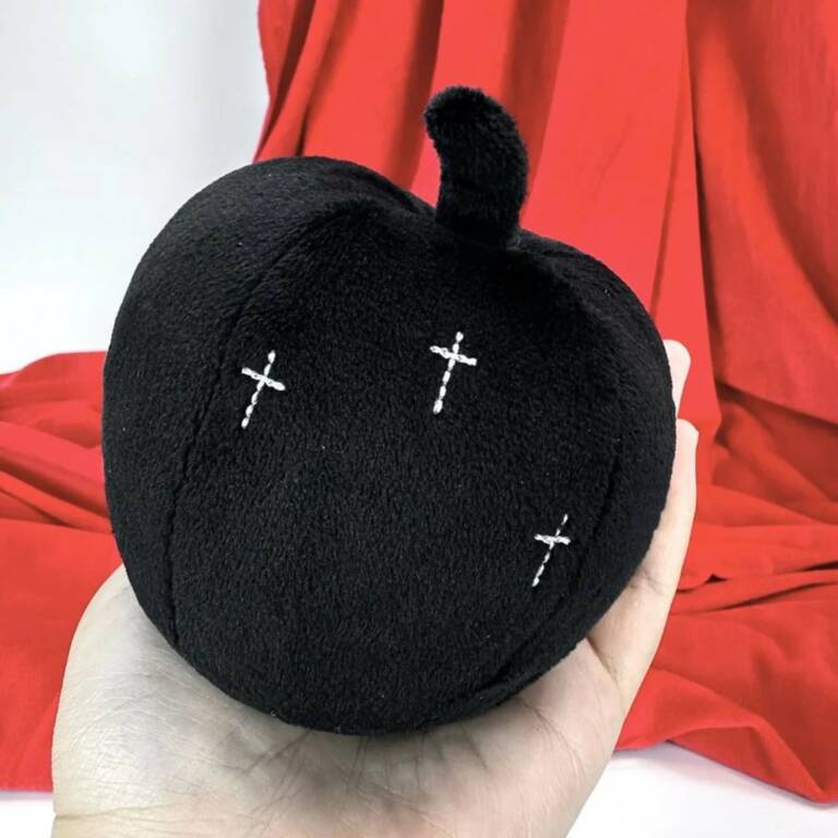 PlushThis Plüschfigur Goth Black Apple – Bild 2
