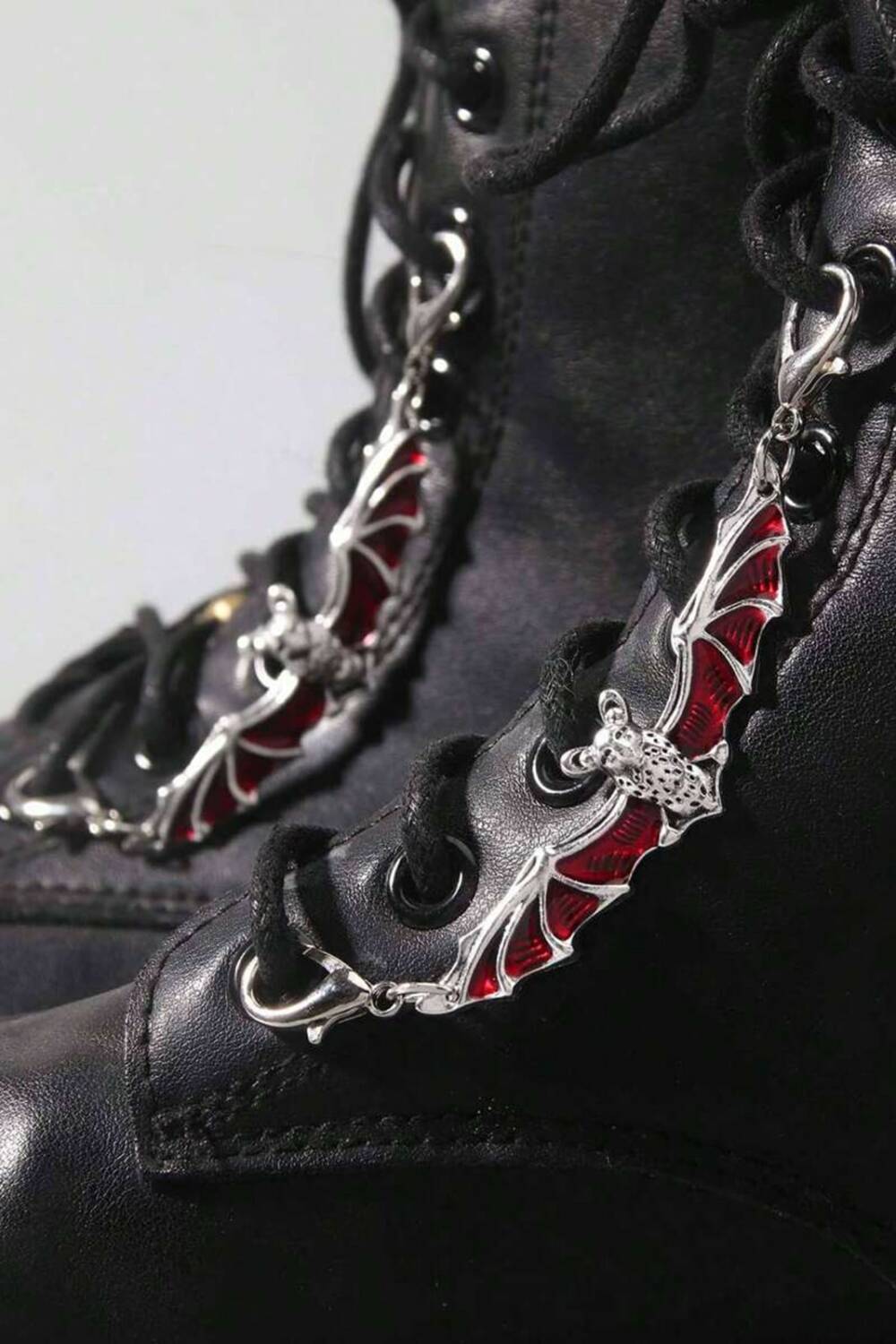 Romwe Schuhanhänger Crimson Bat Wings