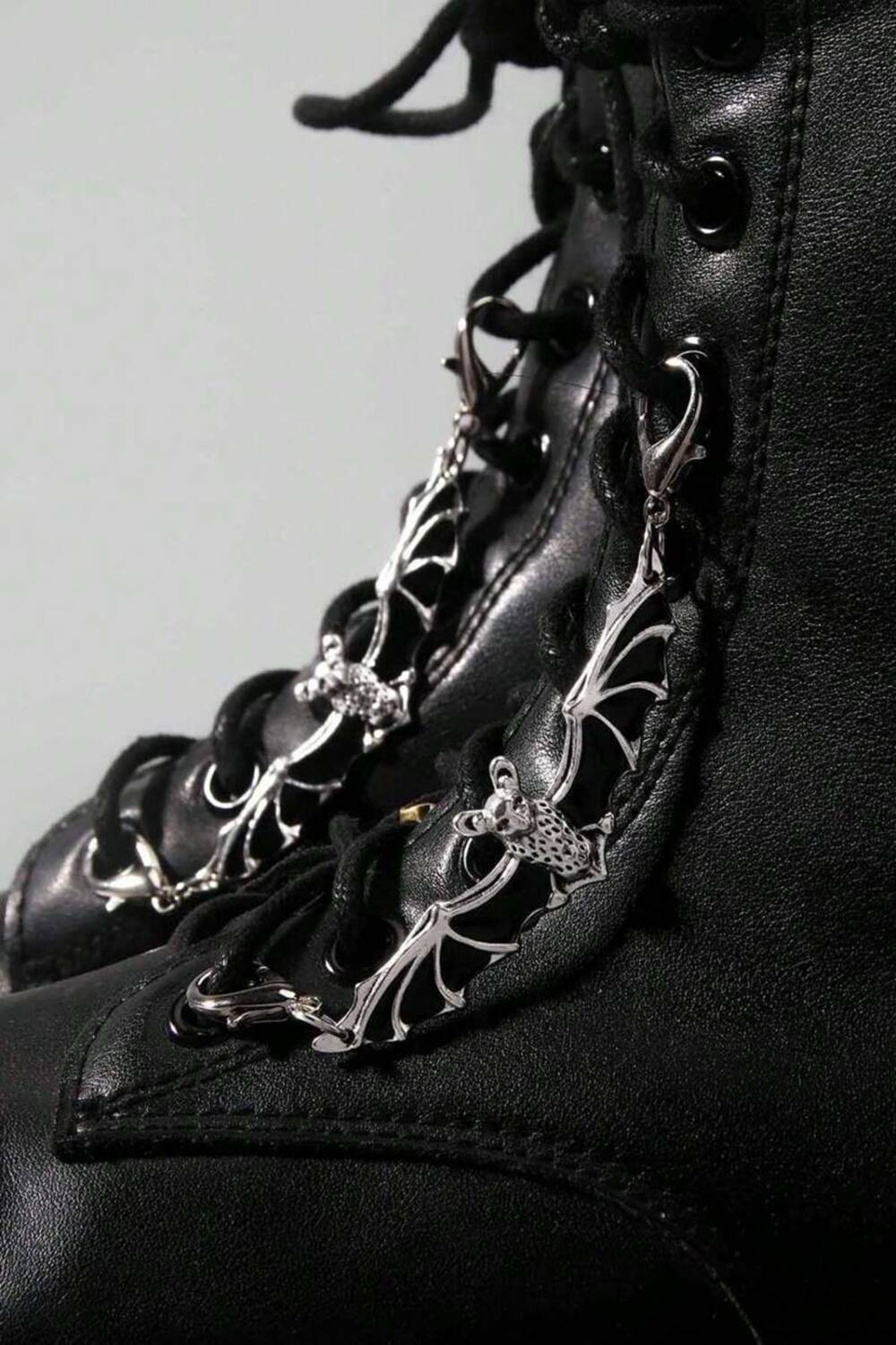 Romwe Schuhanhänger Crimson Bat Wings