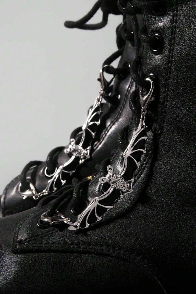 Romwe Schuhanhänger Crimson Bat Wings